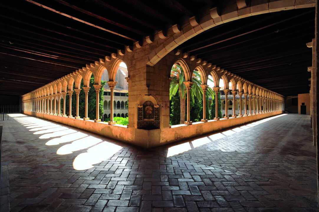 Monestir de Pedralbes gratis: sumérgete en Lumina Divina, la experiencia inmersiva que transforma el claustro por la noche
